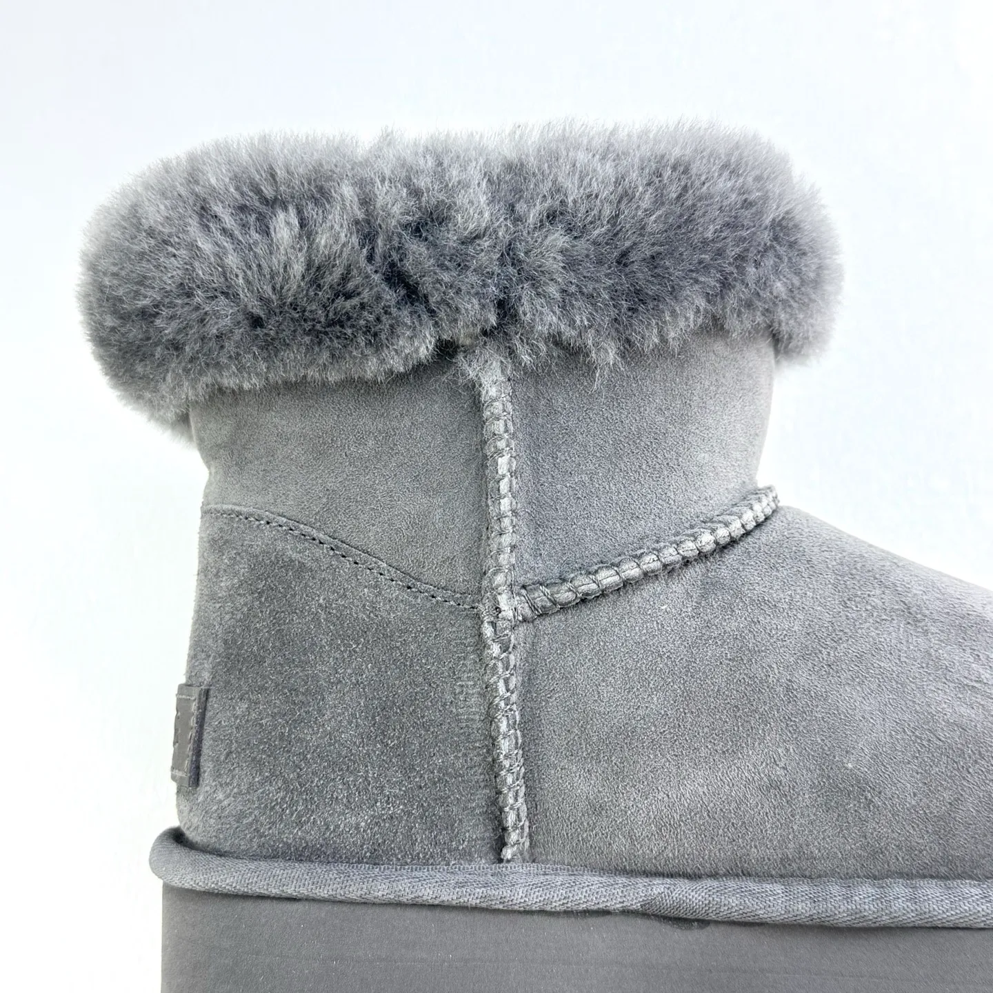 Pick up locally 💰480 The core recommendation is good price. The platform’s foreign trade is exclusive to UGG Classic Short II horn buckle women’s snow boots 1118816 Produced by the ten-year-old brand shoemaking factory production line. Pay attention to every detail. Longfeng A-grade genuine sheep fur is integrated. Completely built in accordance with the ZP process. Size: 35 36 37 38 39 40